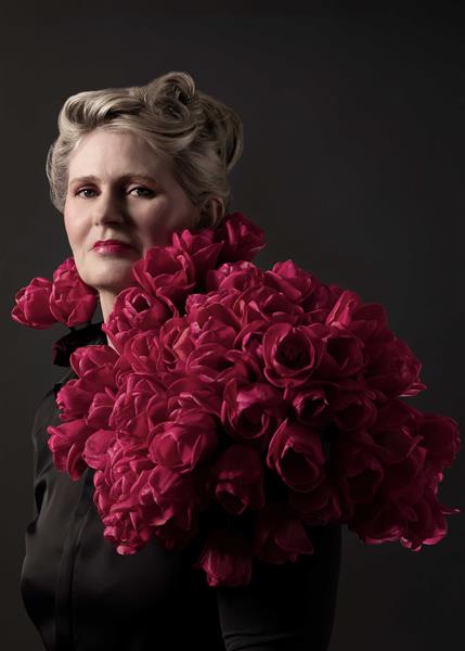 fotoshoots bloemenkragen door Marieke Treffers met vrouwen uit de bloembollensector van start