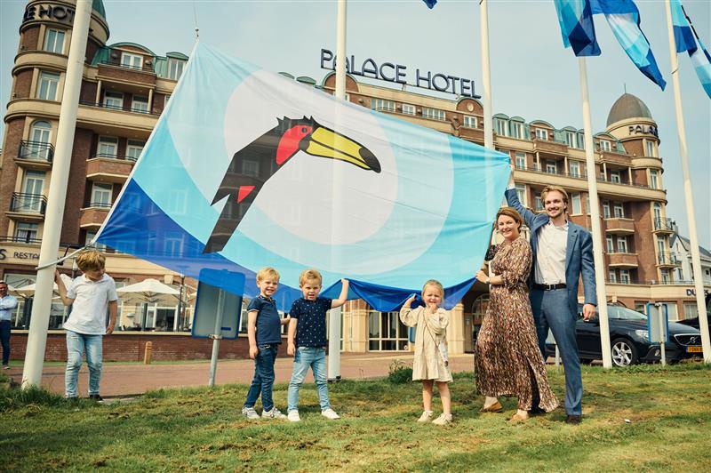 De Toekanvlag wappert bij het Palace hotel Noordwijk
