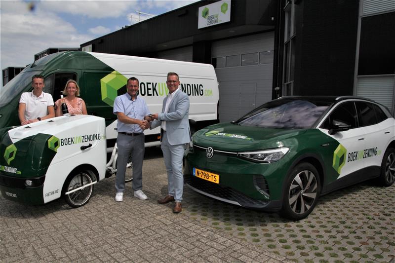 Hartgerink en Klomp levert eerste e-bus aan Boekuwzending.com