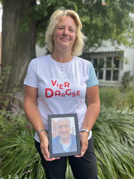 Adamas nabestaande Femke en deelneemster van de Duin en Bollen Vierdaagse