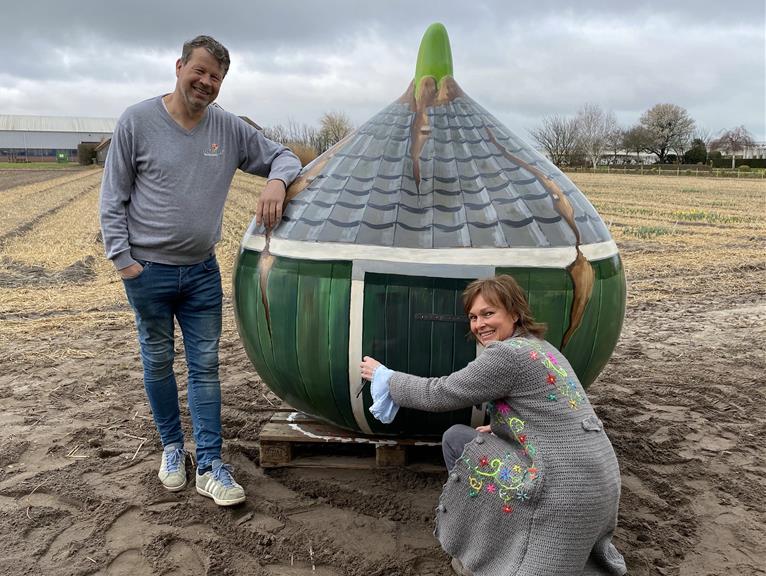 Reuzenbol &lsquo;De Bolle(n)schuur&rsquo; bij De Tulperij in Voorhout 