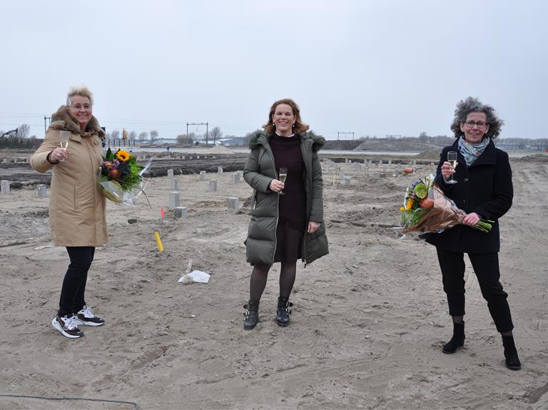 Kopers vieren digitaal feest: start bouw eengezinswoningen Spoordijk in Hooghkamer