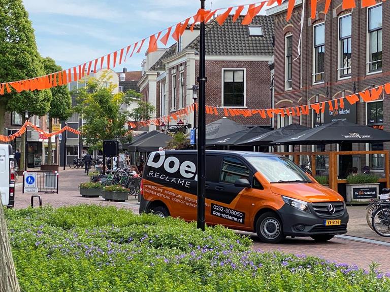 Doe. Reclame kleurt Hillegom oranje