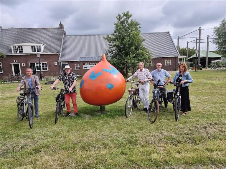 De eerste twee Hillegomse Reuzenbollen onthuld