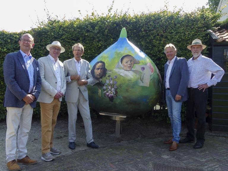 Reuzenbol bij Museum De Zwarte Tulp in Lisse onthuld 