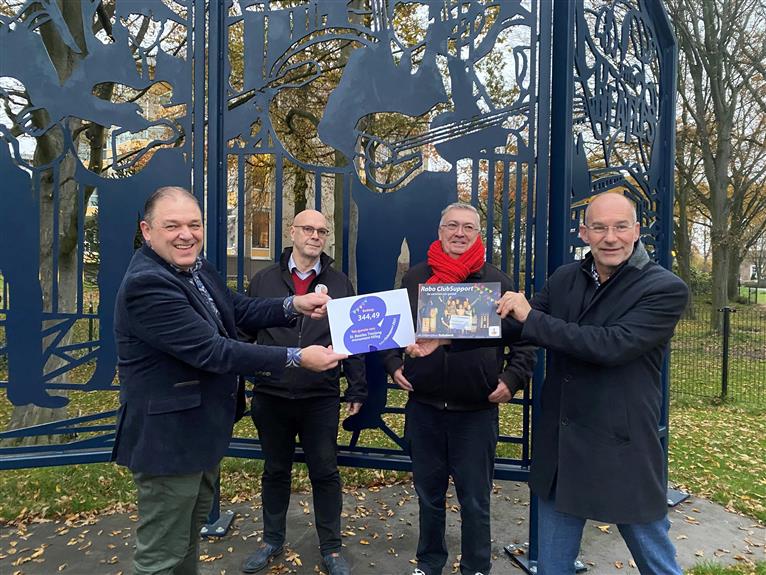 Bestuur Beatlesmonument verrast met Rabo club support cheque