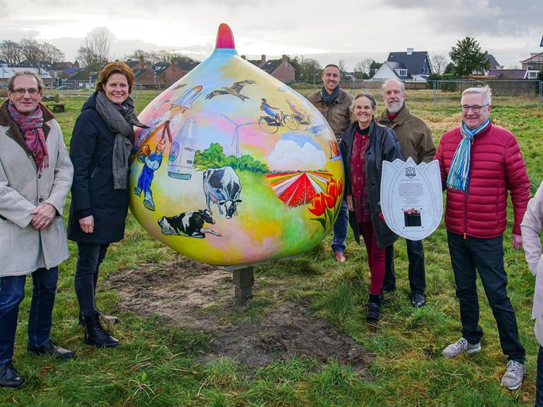 17e reuzenbol van het kunstproject &lsquo;Giant Tulip Bulbs&rsquo; onthuld