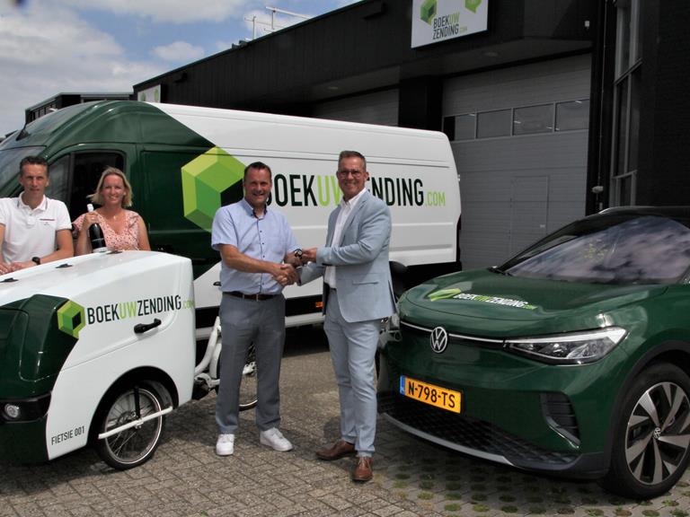 Hartgerink en Klomp levert eerste e-bus aan Boekuwzending.com